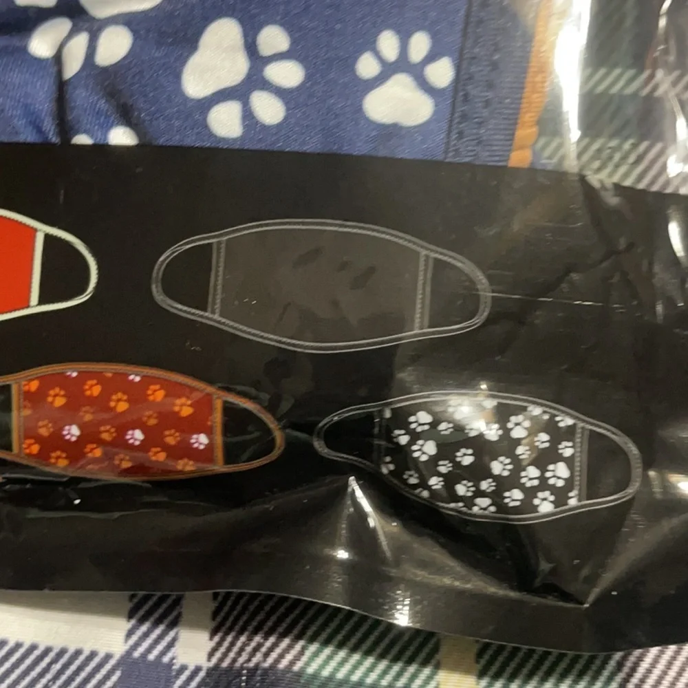 New sealed set/5 paw love face masks
